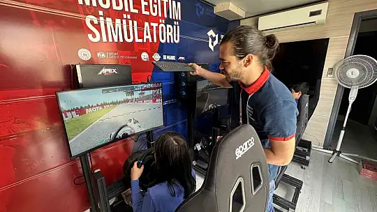 Depremzede çocuklar mobil simülatör ile eğlendi