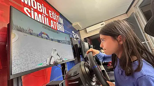 Depremzede çocuklar mobil simülatör ile eğlendi