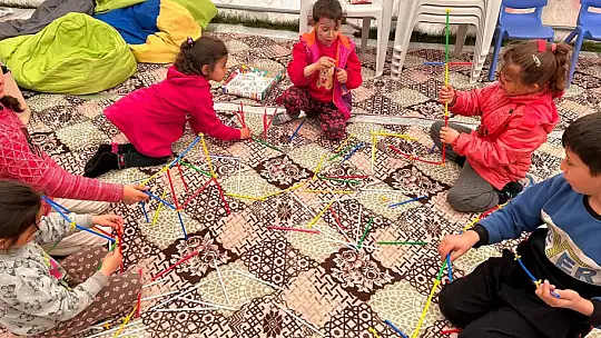 Depremzede çocuklar, oyun çadırında eğleniyor