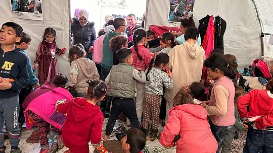 Depremzede çocuklar, oyun çadırında eğleniyor