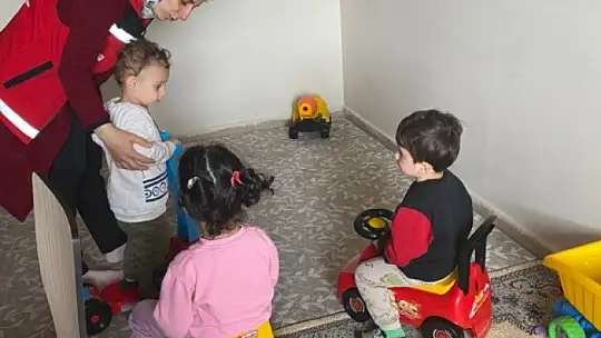 Depremzede çocukların yüzü destek ekipleri ile gülüyor