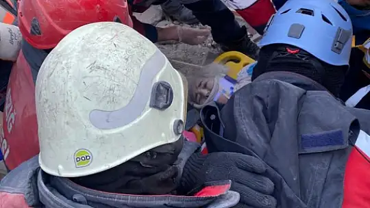 Depremzede itfaiyeciler ailelerini bırakıp yardımı koştu