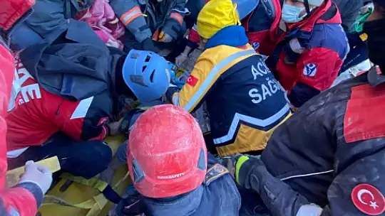 Depremzede itfaiyeciler ailelerini bırakıp yardımı koştu