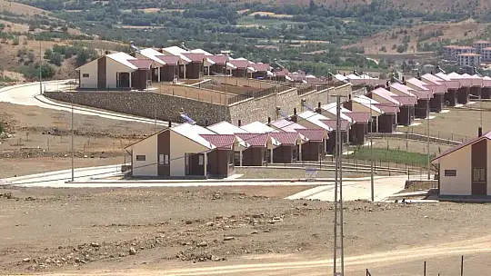 Depremzedeler göl manzaralı çelik konstrüksiyonlu konutlarına yerleşti