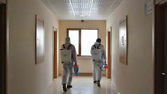 Depremzedelerin konakladığı yurtlarda hijyen çalışmaları