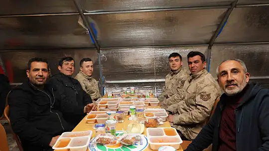 Dev kazanlar depremzede vatandaşlar için kaynıyor