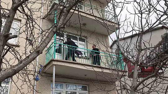 Doğal gaz kaçağı için eve giren polis dehşetle karşılaştı