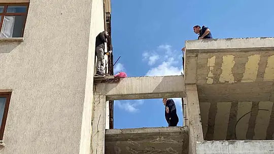 Dördüncü kattan atlamak isteyen şahıs ekipler tarafından ikna edildi