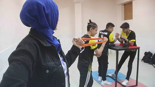 Dünya şampiyonu Emel öğretmen artık öğrencileri için ter döküyor