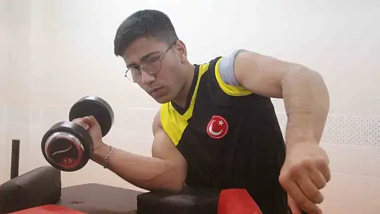 Dünya şampiyonu Emel öğretmen artık öğrencileri için ter döküyor