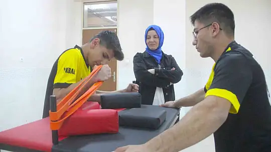 Dünya şampiyonu Emel öğretmen artık öğrencileri için ter döküyor