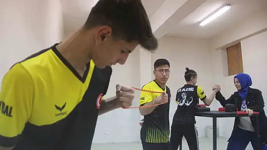 Dünya şampiyonu Emel öğretmen artık öğrencileri için ter döküyor