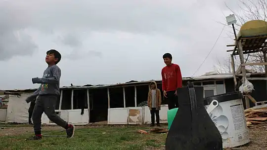 Ekmek tekneleri yanan aile yardım bekliyor