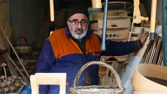 Ekmek teknesinde 25 yıldır ahşaba şekil veriyor