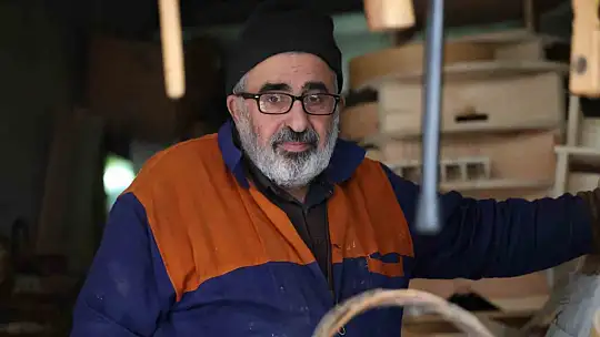 Ekmek teknesinde 25 yıldır ahşaba şekil veriyor