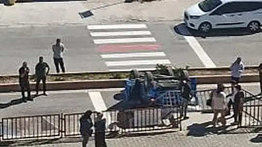 El frenini çekmeyi unuttu, geri geri giden araç takla attı