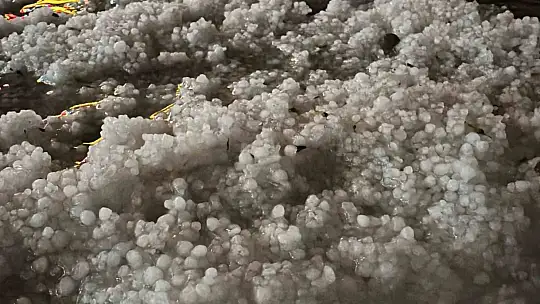 Elazığ'a şiddetli yağış: Rögarlar taştı, alt geçitleri su bastı