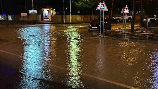 Elazığ'a şiddetli yağış: Rögarlar taştı, alt geçitleri su bastı