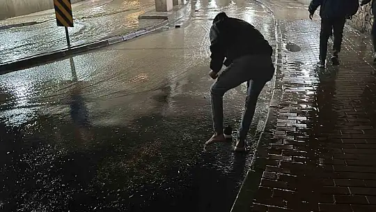 Elazığ'a şiddetli yağış: Rögarlar taştı, alt geçitleri su bastı
