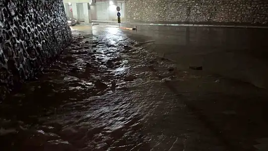Elazığ'a şiddetli yağış: Rögarlar taştı, alt geçitleri su bastı