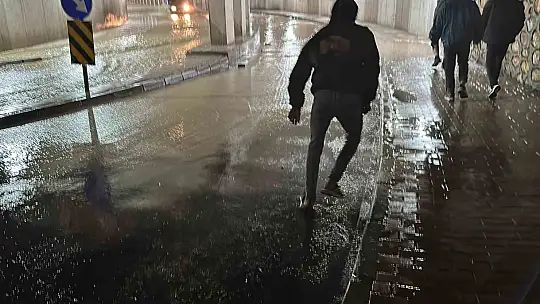 Elazığ'a şiddetli yağış: Rögarlar taştı, alt geçitleri su bastı