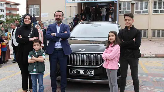 Elazığ Belediye Başkanı Şerifoğulları, TOOG ile geldiği okulda oyunu kullandı