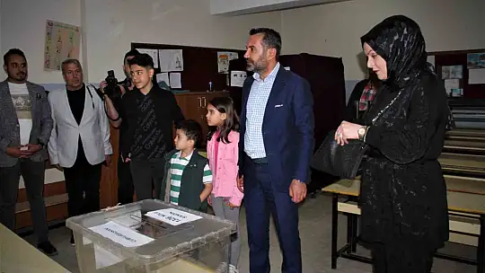 Elazığ Belediye Başkanı Şerifoğulları, TOOG ile geldiği okulda oyunu kullandı