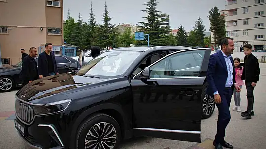 Elazığ Belediye Başkanı Şerifoğulları, TOOG ile geldiği okulda oyunu kullandı