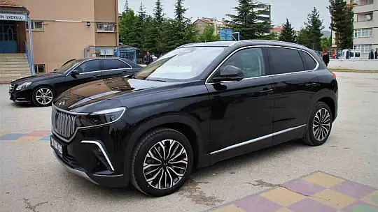 Elazığ Belediye Başkanı Şerifoğulları, TOOG ile geldiği okulda oyunu kullandı