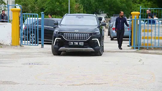 Elazığ Belediye Başkanı Şerifoğulları, TOOG ile geldiği okulda oyunu kullandı