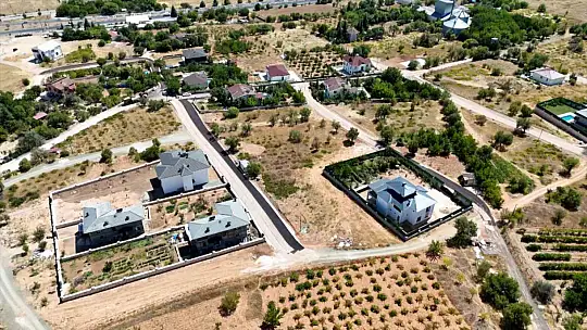 Elazığ Belediyesi, 8 mahallede sathi kaplama yol yapım çalışması gerçekleştiriyor