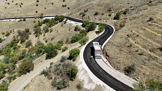 Elazığ Belediyesi, 8 mahallede sathi kaplama yol yapım çalışması gerçekleştiriyor