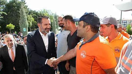 Elazığ Belediyesi çalışanlara yüzde 103 zam yaptı, Başkan Şerifoğulları, davul klarnet eşliğinde çiçeklerle karşılandı
