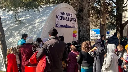 Elazığ Belediyesi kurduğu çocuk oyun çadırında depremin izlerini silmeye çalışıyor