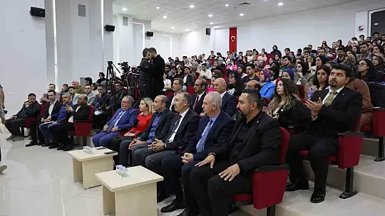 Elazığ'da 'Bilişim Çağında Dezenformasyon' konferansı gerçekleşti