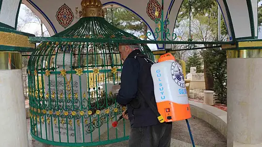 Elazığ'da camiler ve türbeler gül suyu ile yıkanıyor