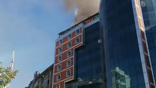 Gazi Caddesi'nde binanın çatısında yangın çıktı