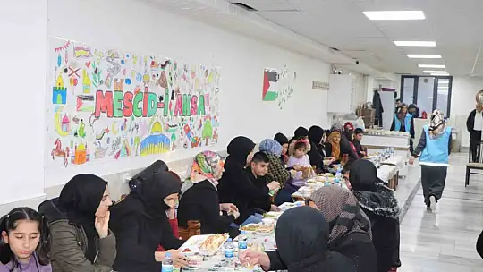 Elazığ'da 'İyilik Sofrası' yetim çocuklar için kuruldu