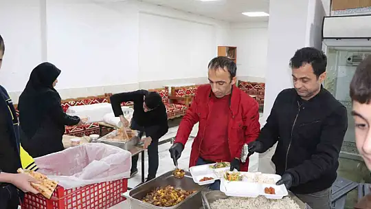 Elazığ'da 'İyilik Sofrası' yetim çocuklar için kuruldu