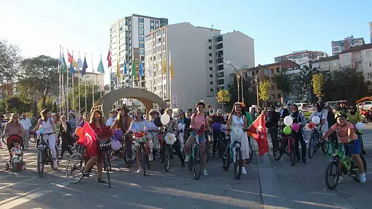 Elazığ'da 'Süslü Kadınlar' pedal çevirdi