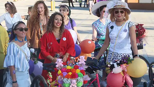 Elazığ'da 'Süslü Kadınlar' pedal çevirdi