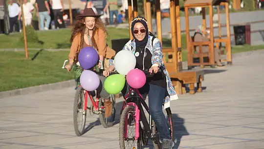 Elazığ'da 'Süslü Kadınlar' pedal çevirdi