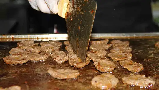 Elazığ'da 2022 yılında 2 milyondan fazla ekmek arası salçalı köfte satıldı