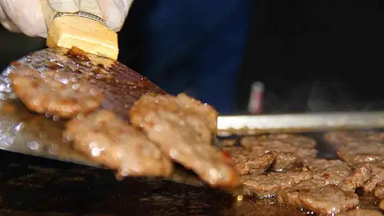 Elazığ'da 2022 yılında 2 milyondan fazla ekmek arası salçalı köfte satıldı