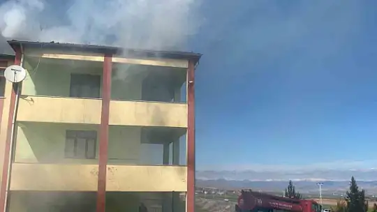 Elazığ'da 3 katlı binada korkutan yangın