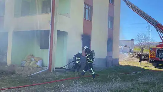 Elazığ'da 3 katlı binada korkutan yangın
