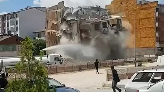 Elazığ'da 5 katlı bina korna sesi ile yıkıldı