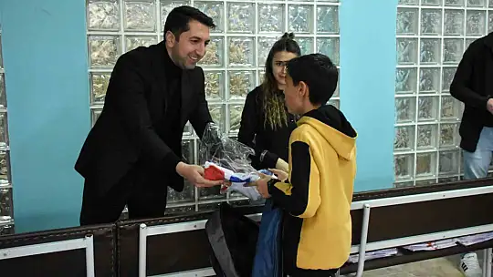 Elazığ'da 51 sporcu ve 9 antrenöre spor malzemesi dağıtıldı