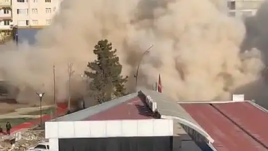 Elazığ'da 8 katlı ağır hasarı bina tek dokunuş ile yıkıldı