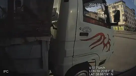 Elazığ'da 9 kişinin yaralandığı kaza güvenlik kamerasına yansıdı